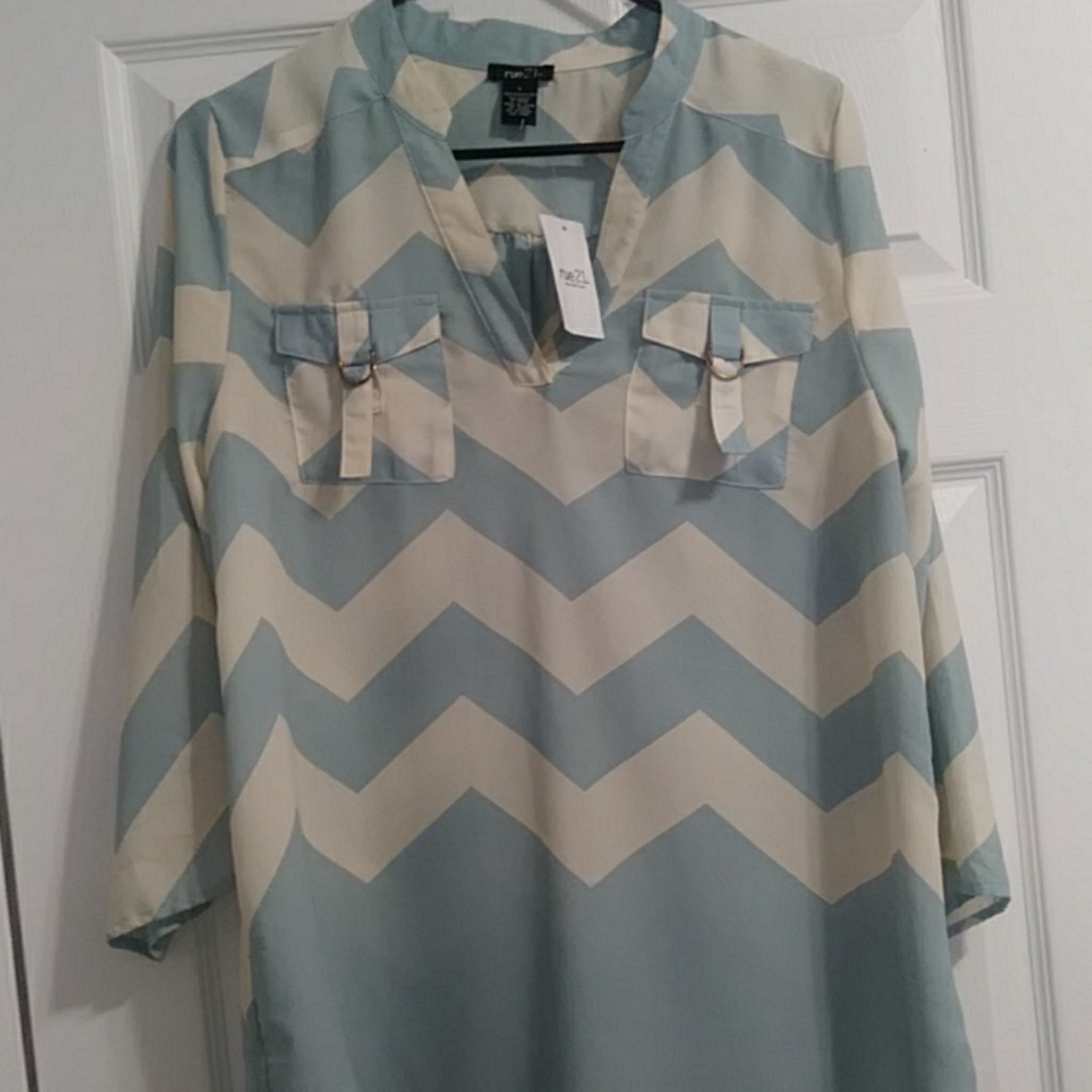 Beautiful blouse - Picture 2 of 2